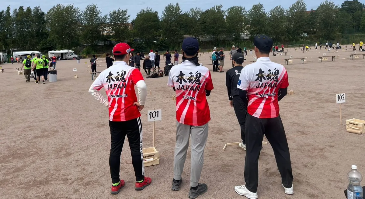 木魂JAPANのユニフォームを着た3人の背中