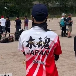 木魂JAPANのユニフォームを着たサノの背中