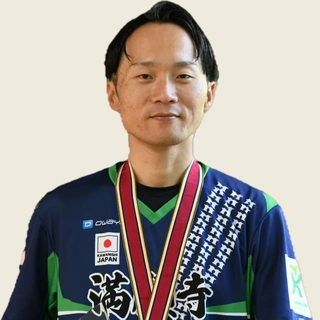 準優勝の盾とメダルを持つサノ