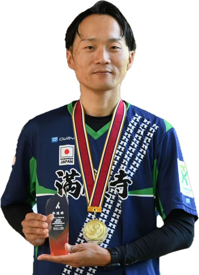 準優勝の盾とメダルを持つサノ